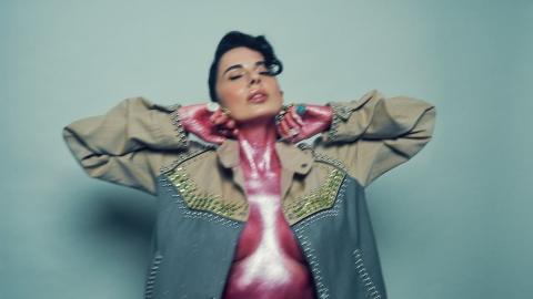 Paola Iezzi torna con il nuovo singolo “Superstar”