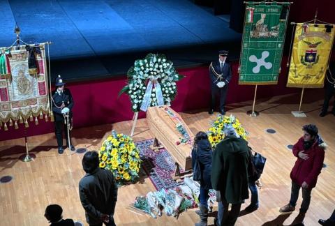 Riaperta la camera ardente di Ornella Vanoni a Milano, nel pomeriggio i funerali