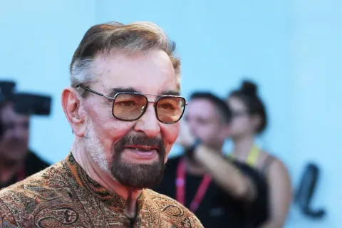 Kabir Bedi compie 80 anni, icona della tv italiana con Sandokan