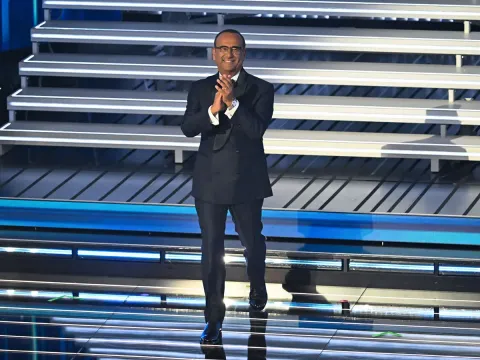 Sanremo 2026 al via con un omaggio a Pippo Baudo, poi Olly con “Balorda nostalgia”. Ditonellapiaga prima artista in gara