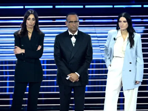 Sanremo, via alla finale. Conti, Cardinaletti e Pausini aprono la serata con un appello alla pace