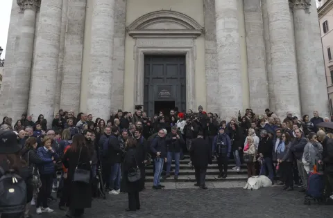 A Roma l’ultimo saluto a Enrica Bonaccorti, fiori bianchi e “La lontananza”