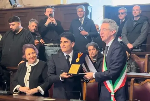 Napoli omaggia Sal Da Vinci, targa e medaglia per il vincitore di Sanremo